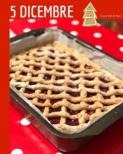 Per il giorno 5 dicembre, la torta Linz con una ricetta di un'amica tedesca della nonna 😍❤️🎄Dire che è buona, non rende l'idea! 😋 Qui la ricetta https://www.ilovevaldinon.it/linzer-torte-ricetta-segreta | I Love Val di Non
