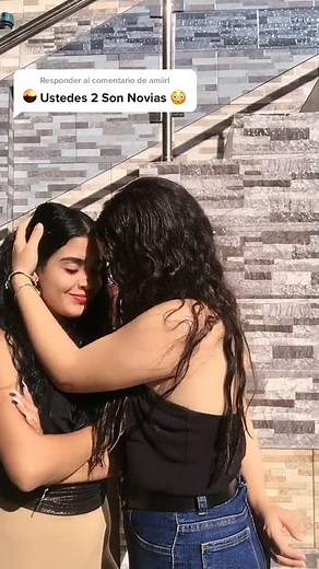 Chicas Besándose: Amor en el Paraíso