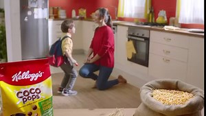 Coco Pops tam annelerin aklındaki gibi! Mısır ve buğdayları öğütüp lif kaynağı bir hamur hazırlıyoruz. Kakao, 6 vitamin ve demir ekleyip fırınlıyoruz. \u00100 pancar şekeri kullanıp koruyucu ve renklendiriciye izin vermiyoruz. #annelerinaklındakigibi #kelloggs #kelloggsturkiye #cocopops #mutluluk #çocuk #süt #tahıl #demir #kalsiyum #vitamin #lifkaynağı #birkasecocopopsisteriz | Kellogg’s Türkiye