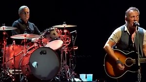 45K views · 1.8K reactions | "Long Time Comin" canción escrita por Springsteen y lanzada en su álbum de 2005 Devils & Dust,incluida también en el álbum recopilatorio The Essential Bruce Springsteen (edición 2015) y en el álbum recopilatorio Chapter And Verse.Interppretada por Springsteen en esta ocasión el 16 de Febrero de 2017 en el Brisbane Entertainment Centre en Australia en un arreglo de banda completa | Springsteen & Rock Music | Facebook