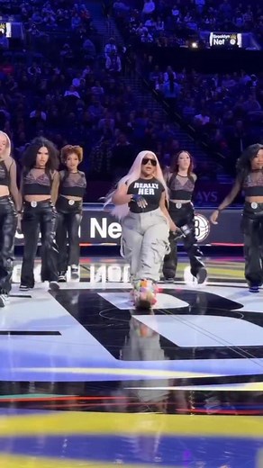 The Brooklyn Nets paid tribute to The Notorious B.I.G. during Biggie Night at Barclays Center, debuting their 2025 City Edition uniforms inspired by the Brooklyn legend. @lilkimthequeenbee hit the court for a special halftime performance honoring her longtime friend and collaborator, wearing @the_attico jeans and @delainamadeit teddy bear boots. Hot! Or Hmm..? Find her shirt at FashionBombDailyShop.com! 📸: Billboard #LilKim #NotoriousBIG #BiggieNight #BrooklynNets #fashionbombdaily #fbdaily #Bo
