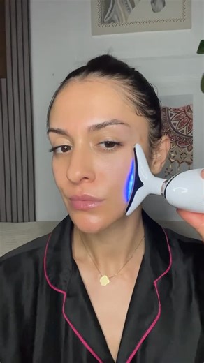 ZZ SKIN by Auralezzi on Instagram: "Tres luces, un solo objetivo: que tu piel se vea increíble ✨ 🔴 Luz roja: estimula colágeno y ayuda a reafirmar la piel 🔵 Luz azul: calma, equilibra y mejora imperfecciones 🟢 Luz verde: ilumina, unifica el tono y devuelve frescura El Contour LED de Auralezzi es ese paso simple que transforma tu rutina en un momento de cuidado real 💆‍♀️ Tecnología, glow y resultados… todos los días. ¿Todavía no lo tenés?"