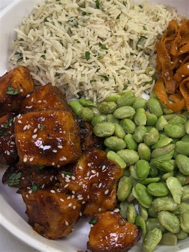 🍯🔥 Honey Chipotle Air Fryer Salmon Bites Serves: 2–3 Cook Time: ~10 minutes Ingredients 1–1¼ lb salmon (skin off) Salt & black pepper Garlic powder Onion powder Smoked paprika 1 tbsp Dijon mustard Honey Chipotle Glaze 3 tbsp honey (I used 1 tbsp Mike’s Hot Honey 2 tbsp regular honey) 2 tbsp adobo sauce (from canned chipotle peppers) 1 chipotle pepper, minced (optional for extra heat) 1 tbsp soy sauce or coconut aminos 1 tbsp olive oil 1 tsp apple cider vinegar or lime juice ½ tsp smoked paprik