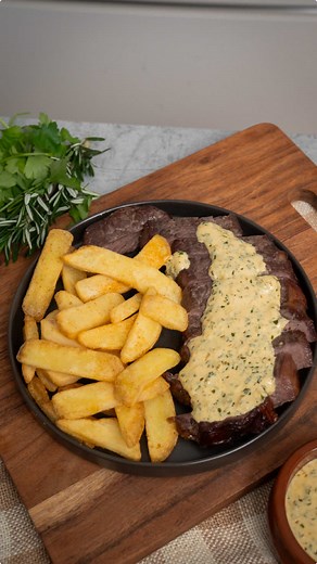 Entrecôte trifft auf Air-Fryer – die heimliche Affäre, von der euer Gaumen noch lange träumen wird! 🥩🔥 Und das Beste daran? Das Entrecôte-Steak* gibt es diese Woche 25 % günstiger an der Bedientheke in eurem EDEKA! 🤩 🥩 Für die Steaks benötigt ihr: 👉 2 Entrecôte-Steaks (je ca. 250 g, ca. 2–3 cm dick) von der EDEKA-Bedientheke 👉 2 TL Olivenöl 👉 Salz (z.B. grobes Meersalz) 👉 frisch gemahlenen schwarzen Pfeffer 👉 30 g Butter (zum Aromatisieren nach dem Garen) 🫖 Für die Pariser Kaffeesoße: 