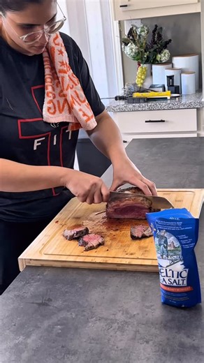 Valeria Martinez on Instagram: "Llegamos a 8.000🥹🤍 Hoy en día ver cuentas de IG con cientos de miles de seguidores es normal, pero para mí, subir a 8mil, 9mil, 10mil… es algo grande y hermoso. Porque estamos construyendo una comunidad real, orgánica. Es un honor que 1 o que miles decidan seguirme y ver cada video, cada historia, compartir conmigo cada etapa. ¡Gracias!🥹🤍 #carne #picanha #carnivore #carnivorelifestyle #carne"