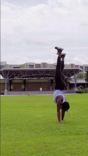 Cheerleader Shows Amazing Tumbling Moves on Field - 1256736-2