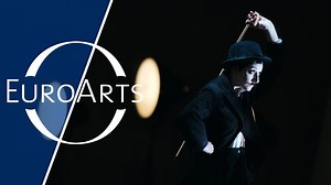 Charlie Chaplin is a household name. The little guy with his mustache, his bowler hat, and his bamboo cane. But, who is the man behind this figure? Mario Schröder wondered the same thing when choreographing “Chaplin”. His rise to fame makes Chaplin a person of public interest. The clown becomes political. America’s conservatives are, however, suspicious of Chaplin’s convictions. Suspected of communism, he is eventually expelled. The ballet describes Chaplin’s life in relation to his creative wor