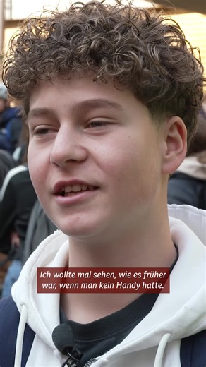 Drei Wochen ohne Handy, das wird eine herausfordernde Zeit für Jugendliche in Meran. ❌📱 Zwei Schulen beteiligen sich an einem ORF-Experiment, das heute startet. Die Initiative wurde nach einer Dok1 über den Smartphoneverzicht auf das ganze Land ausgeweitet. Und so gaben heute 72.000 Schüler:innen in Österreich ihr Handy ab. In Südtirol wollen 100 Jugendliche wissen, ob ein Leben auch ohne Instagram, Tiktok & Co. möglich ist. Könntest du dir vorstellen, drei Wochen aufs Handy zu verzichten? 📴 #