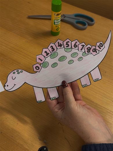 🦕 Dino maths fun incoming! 🔢✨ This adorable number dinosaur activity from @thepowerfulplayteachers brings creativity and counting together perfectly! 💚 Children colour their dino, carefully cut it out, then put the numbers in order to build their very own number-asaurus! 🦖 A brilliant way to develop: ✂️ Fine motor skills 🔢 Number recognition and ordering 🎨 Creativity and confidence Who said maths can’t be roar-some? 🦕💭 #AllAboutEarlyYears #EarlyYearsMaths #EYFSActivities #DinosaurTheme #