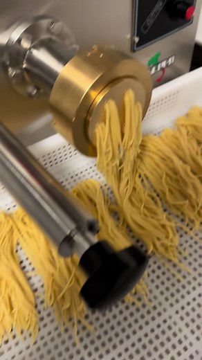 Nyhet! 🏆 Klara, färdiga och snart……. Gå 👍 Nu i Bistrot di famiglia tillverkar vi egen pasta 🤗 I Italien tillverkades en pastamaskin speciellt för vår restaurang 🇮🇹. Det har tagit sin egna tid med att testa det bästa receptet för en god pasta🍝 och självklart skapa en passande meny som snart trycks ut! Håll utkik 🫡 Snart släpper vi en ny meny med egen pasta 🫶