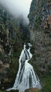 Hidden deep in Peru’s lush landscapes, there’s a waterfall that looks straight out of a fairytale—like a bride flowing down the aisle in her wedding dress. 👰‍♀️💦 | Discvr Blog