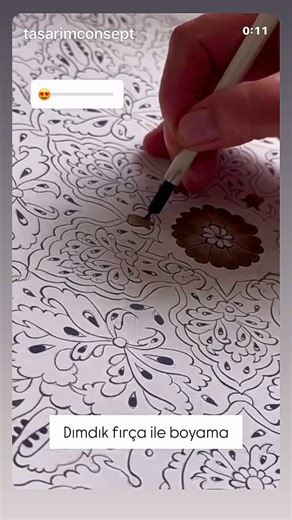 Belgüzar Yiğit on Instagram: "Dımdık fırça , çini sanatında özellikle zemin boyamalarında ve geniş yüzeylerin eşit renklendirilmesinde kullanılan geleneksel bir fırçadır. Kısa ve dolgun yapısı sayesinde boya yüzeye iz bırakmadan yayılır. En çok astar, fon rengi ve sır altı zemin uygulamalarında tercih edilir. Genellikle doğal kıldan (özellikle at kılı veya benzeri sert–orta sertlikte kıllar) üretilir. Ne çok sert ne de çok yumuşak olan bu kıl yapısı, zemin boyamalarında fırça izi oluşmasını azal