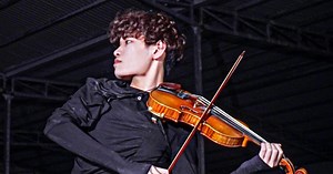 Cựu nam sinh chuyên Sử trường Ams mở lối đi riêng với đam mê đàn violin