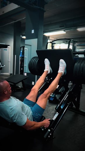 Saturday Am Leg Day #FLEX #fitlife #200kg #legpress