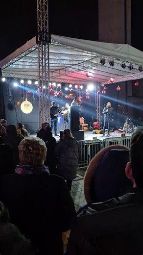 Izvorna muzika ori se gradskim trgom na "Derventskim zimskim večerima". | Derventski List