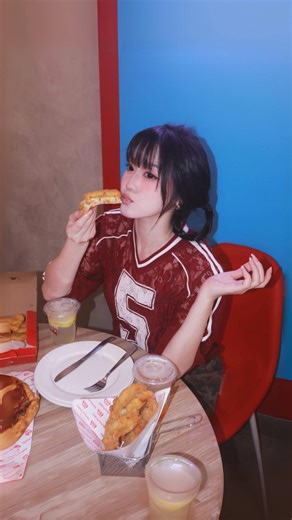 RACHEL雷丘 on Instagram: "原来US Pizza的US是Ultra Sedap的意思🤤🧀 2026年的第一波GIVEAWAY来啦🥳✌🏻 雷丘的幸运抽奖来啦🎉 1. 关注我 @komerachel 2. 关注 @uspizzamalaysia 🔥 3. 评论区艾特两个披萨好友🙌🏻 我会在评论区随机抽2位幸运儿，送出价值RM55的VIP会员‼️ VIP会员才可以用RM1买他们的Regular Pizza、除了全年披萨扣半价50%，小吃扣20%以外🍗 还有生日福利🤑💵 公布日期：9/1 8PM 记得留守我的story！🔥 #malaysia #uspizza #uspizzamalaysia #giveaway #fyp"