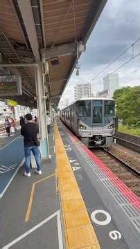 225系I7+223系V43編成新快速大久保行きが垂水駅ホームを通過するシーン！激レア光景！ #鉄道 #電車 #225系 #223系 #jr西日本 #新快速 #通過
