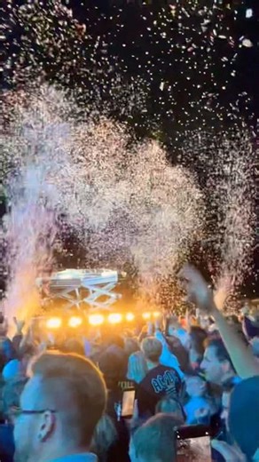 Confetti Party - Angus Young’s Epic Guitar Solo – AC/DC Live in Oslo 2025 (Bjerke Travbane)