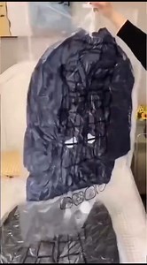 BOLSAS AL VACIO PARA COLGAR ROPA 📝Tres tamaños diferentes Pequeñas: 70 cm x 90 cm. 🥼 PRECIO: ₡1500 Mediana- 70 cm x 110 cm. 🥼PRECIO: ₡2500 Grandes 70 cm x 135 cm. 🥼PRECIO: 3500 📌Características: Tienen un zipper lateral para fácil acceso y guardado de las prendas. uentan con un orificio para sellar al vacío y ahorrar aún más espacio. (no incluye bomba de succión). También puede usar una aspiradora para extraer el aire fácilmente, el orificio tiene el tamaño adecuado para la mayoría de aspir