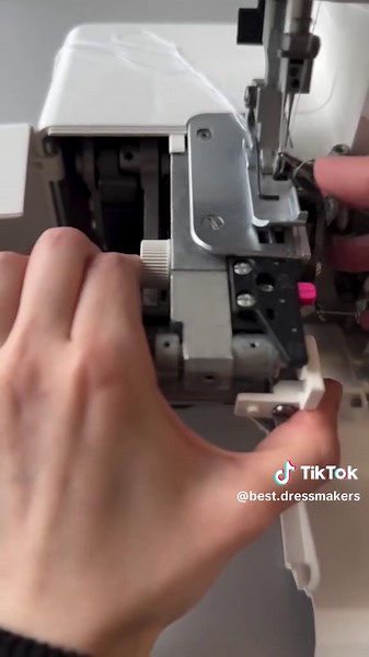 Как настроить роликовый шов🧵 Любишь шить? Подпишись, здесь интересно ✂️❤️🪡 #врек #втоп #шитье #шить