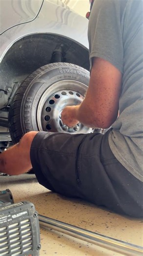 Live highlight-wheel hub assembly replacement