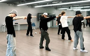 RIIZE这一段舞蹈练习室请反复观看！动作都是整齐一致的！但每个人各有各的特色！魅力！风格！