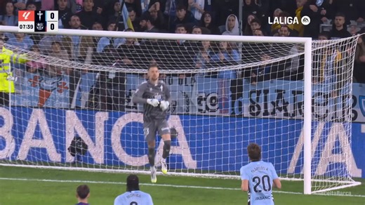 Celta Vigo contre FC Barcelone Un triplé de Robert Lewandowski permet au FC Barcelone de s'imposer 4-2 à Vigo face au Celta. Yamal a également marqué. Malgré l'expulsion de De Jong en fin de match, le Barça réduit l'écart avec le Real Madrid à 3 points. #LALIGA #StarTimes #Barcelone | StarTimes