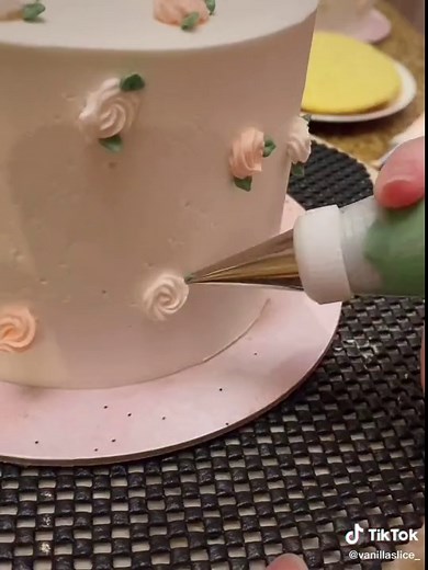 Mini cakes are a pain to make but so cute so i guess it’s worth it? 😩 #cakedecorating #minicake #customcake #cakeboss #baking #smallbusiness