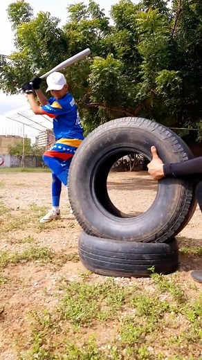 Have you ever done concrete bat training?? Fill an old aluminum bat with concrete to use it as a heavy bat to build strength 👀 - Via @teammatamoros_baseball - Hitting Drills✅ Buscando fuerza, fortalecimiento en todos los movimientos relacionados a la hora del impacto de la bola en el swing✔ Se le saca bastante provecho a este drill con el caucho, siempre ejecutandolo de buena manera así evitar cualquier tipo de molestias, a medida de la evolución y desarrollo del atleta se puede ir aumentando e