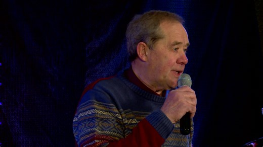 550K views · 13K reactions | Great version by Irish country music legend John Glenn of 'When The Robins Come Home' | Hot Country TV | Facebook