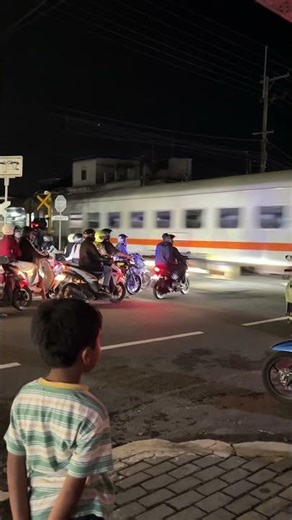 Lihat kereta apii. Jadi pengen naik kereta api lagii 😍 #railfans #railways #kai #keretaapi #train