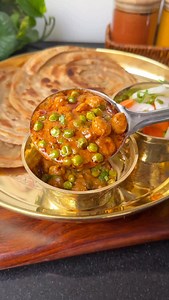 Halwai style Matar Makhana Masala 😍rich, creamy, and indulgent like the ones you get at traditional Indian weddings and dhabas. Ingredients For the curry base: 3 tbsp oil ( use more to get halwai style perfection) 1-2 bay leaf/ तेज़ पत्ता 3-4 cloves/ लौंग 2 small piece cinnamon stick/ दालचीनी 3-4 green cardamoms/ इलायची 1 tsp cumin seeds/ जीरा 3-4 black pepper / काली मिर्च 1tbsp-finely chopped ginger / अदरक 1tbsp- finely chopped garlic / लहसुन 1tbsp- finely chopped green chillies/ हरी मिर्च 2 t