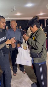 492K views · 42K reactions | วันนี้คุณยังไม่มีคุณลำบาก คุณเก็บไว้ วันไหนคุณมีแล้วค่อยมาร่วม ต่อยอดช่วยเหลือเคสอื่นไปด้วยกันครับ  | จักรกฤษณ์ แต่งตั้ง | Facebook