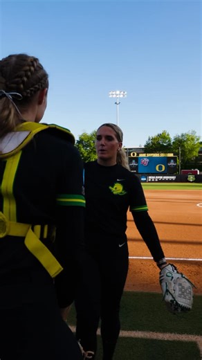 Ready to take command. #GoDucks | Oregon Softball