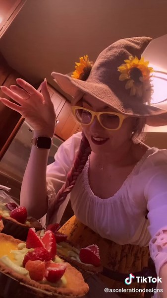 Spooky man eating plant tarts 💚🧡🖤 successful bake day with @b.robeast