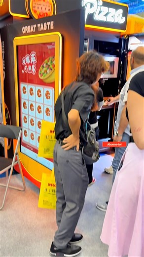 LOTFI YOUR MACHINE on Instagram: "Distributeur de pizza automatique"