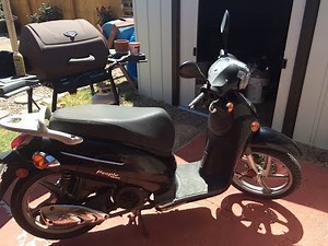 How to replace the air filter on Kymco People 150?