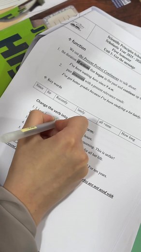 ⭐ Model lesson - English Department ⭐ In this interactive lesson, students take the lead in discovering the Present Perfect Continuous tense. Through guided activities, they explore real-life examples, share their own experiences, and practice forming sentences that highlight ongoing actions from the past until now. The class is designed around student-centered strategies—pair work, collaborative tasks, and discussion prompts—so learners actively construct knowledge rather than just receive gram