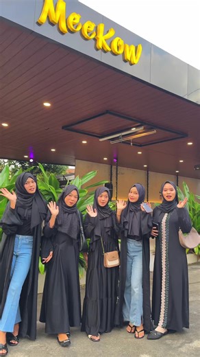 Waktu terbaik saat Ramadan adalah berbuka bersama orang-orang tersayang. 🌙✨ Nikmati momen bukber di Cafe Meekow, ditemani hidangan lezat, suasana hangat, dan cerita yang tak pernah habis. Karena kebersamaan selalu terasa lebih indah di meja makan. 🤍