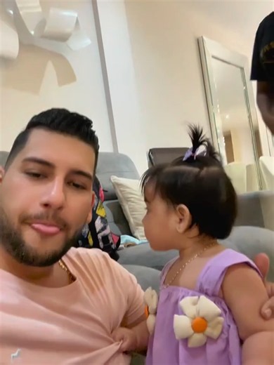Lara aprende a decir besito, papi y adiós: momentitos tiernos