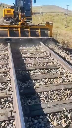 fully compatible with turnouts, curves and main lines. Seamless cleaning-collecting-recycling process, nearly zero track disturbance. The "light cavalry" of railway maintenance! Customization/OEM/Global Agent Recruitment | JingGong Excavator Machinery