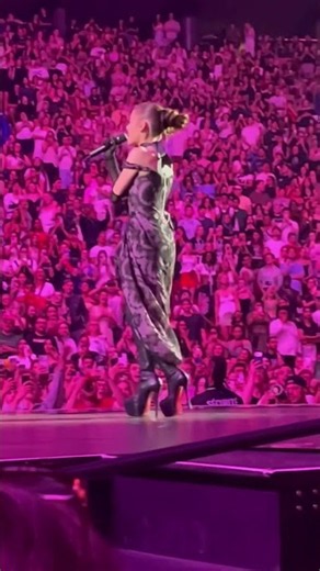 Ariana Grande performing Sometimes as her surprise song. #arianagrande #petal