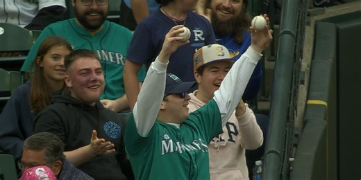 Fan comes away with two foul balls ... on consecutive pitches!