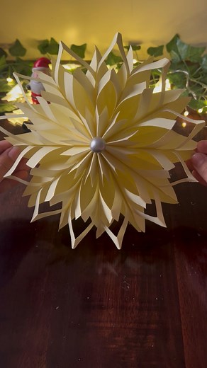 Diy very easy 3D paper snowflakes for Christmas|Christmas decorations 🎅|christmas 2025 #christmas2025 #Christmas #christmasdecor #christmasdecorations #craftideas #diy #diyproject #paper #fblifestyletyle #snowflakes #fyp #seasonaldecor #christmasgift #christmastime #ChristmasOrnaments | Krushna’s art and craft