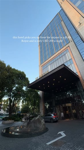 VVZ Travels on Instagram: "Checking into The St. Regis Shanghai on the Bund feels like stepping into a world of timeless glamour ✨ From the moment we were whisked away in a Rolls-Royce (yes, that’s the hotel transfer!) to arriving at one of the city’s most iconic addresses, everything exudes old-world sophistication and modern luxury Overlooking the glittering Shanghai skyline and the historic Bund, every room offers a front-row seat to one of the most breathtaking city views in the world 🌆. Th