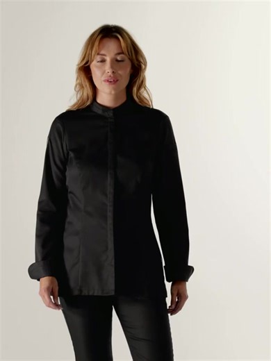An elegantly fitted black chef jacket for women with a perfect fit and very soft fabric. Thanks to the use of stretchy polo-piqué fabric for the back and Tencel for the front, this ladies' jacket is an innovative model.