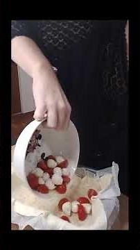 Pizza rustica con pomodorini e mozzarella: ricetta facile con pasta sfoglia