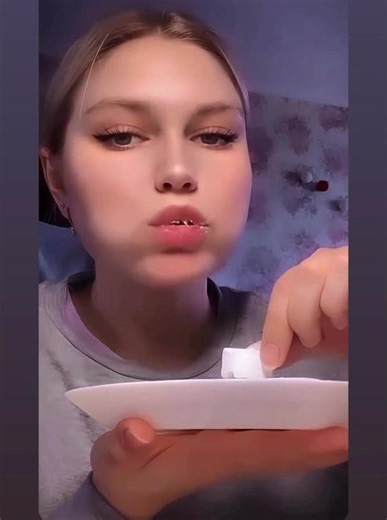 DRY CHALK EATING ASMR #eatingsounds #mukbang #asmr #chalk #eating #crunch #youtubeshorts #viral