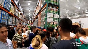 Thousands of shoppers swarmed China’s first Costco store, located within Shanghai’s suburban Minhang district, on its Aug. 27 opening day, causing such a ruckus that the store was forced to close early. RELATED: https://globalnews.ca/video/4250876/what-costco-employees-would-like-to-tell-its-customers | Global News