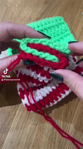 How To Crochet A Grinch-Themed Purse